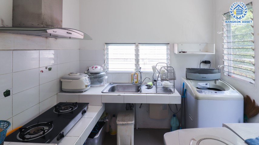 บ้านเดี่ยวมือสอง นนทบุรี ม.ชัยพฤกษ์ บางใหญ่ คุณภาพจากแบรนด์ L&H เนื้อที่กว้าง 56.20 ตร.ว. ฟังก์ชัน 3 ห้องนอน 3 ห้องน้ำ 2 ที่จอดรถ ภายในตกแต่งโมเดิร์น สภาพมือหนึ่ง พร้อมเข้าอยู่ได้เลย! โครงการตั้งบนทำเลเดินทางสะดวก ใกล้รถไฟฟ้าสายสีม่วง "สถานีคลองบางไผ่" และจุดขึ้นทางด่วน "กาญจนาภิเษก"